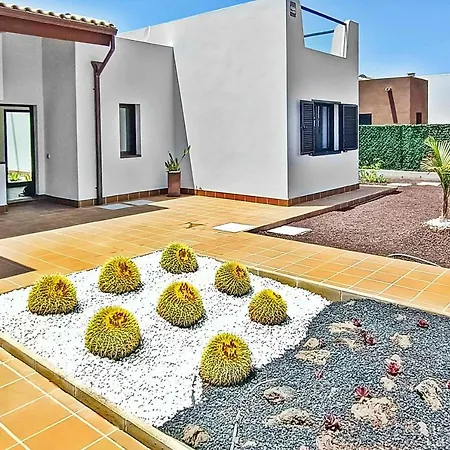 Angelita Villa *